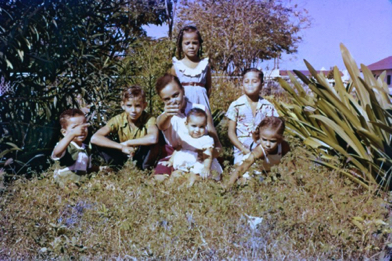 Al Frente de la casa, Campo Shell, Freddy, Geraradus, Dorothy, Elsbeth, Rouel, Joyve & baby Norine circa 1956